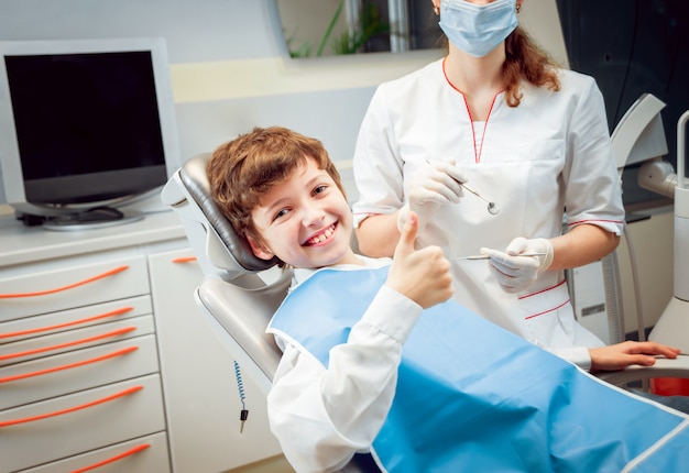 Niño pequeño sonriendo en el consultorio dental