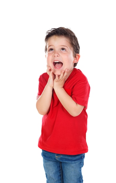 Niño pequeño sorprendido con camisa roja y pantalones vaqueros