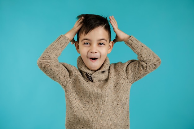 Niño pequeño sorprendido feliz