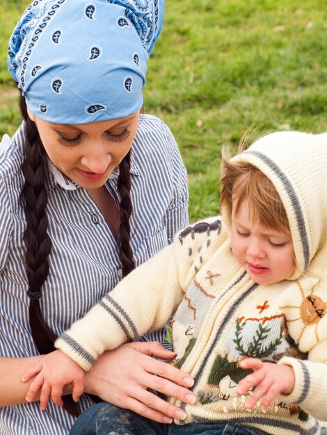 Niño pequeño con su mamá en la granja.