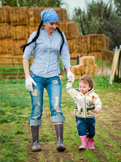 Niño pequeño con su mamá en la granja.