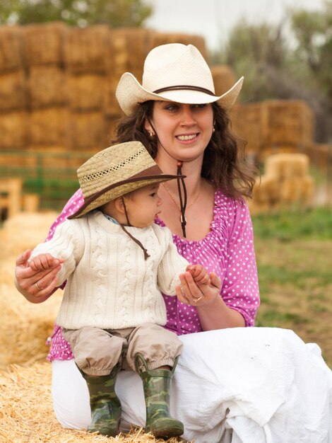 Niño pequeño con su mamá en la granja.