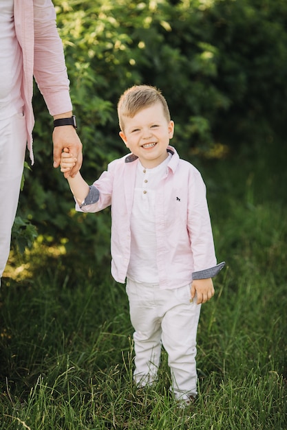 Niño pequeño con su padre en un campo verde