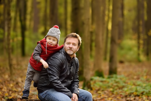 Niño pequeño con su padre durante un paseo por el bosque