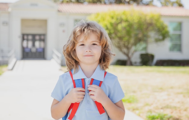 Niño pequeño en su primer día en la escuela americana Comienzo de lecciones