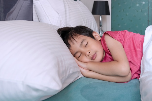 Niño pequeño, sueño, en cama