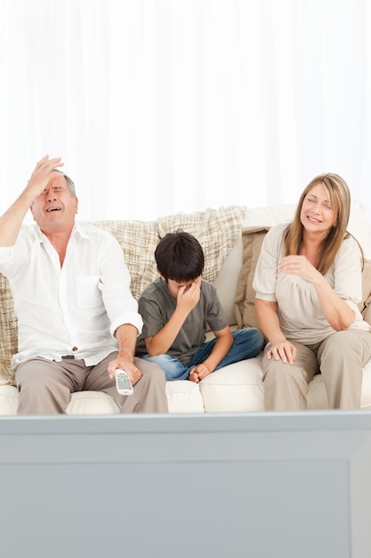 Un niño pequeño con sus abuelos en la sala de estar