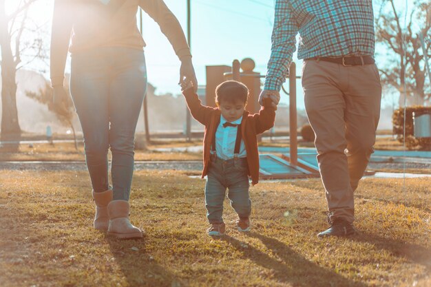 Niño pequeño con sus padres caminando