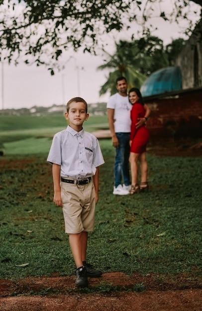 niño pequeño con sus padres