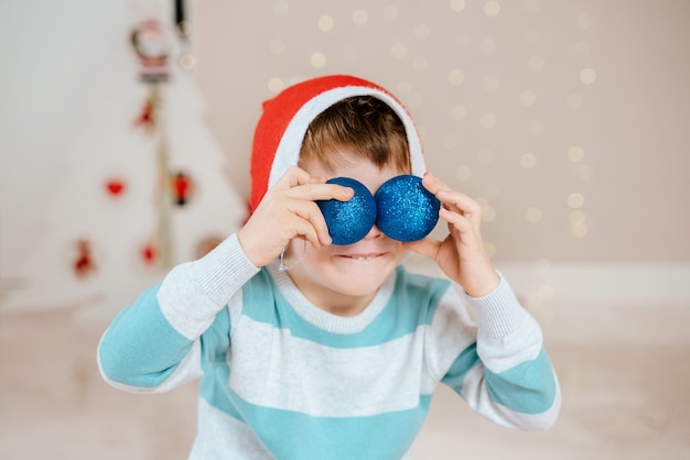 Niño pequeño, tenencia, adornos navideños