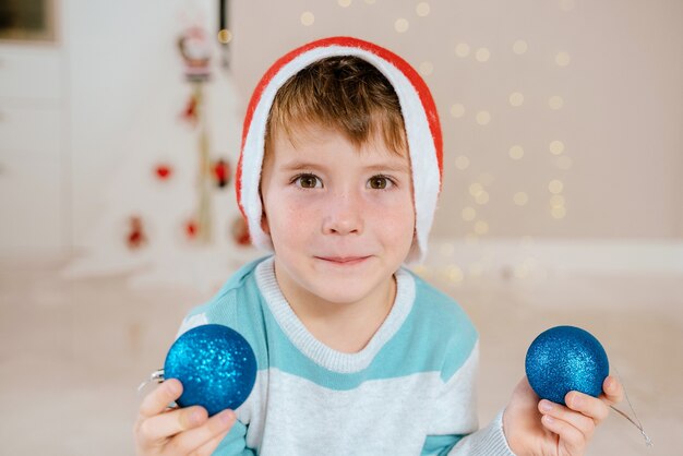 Niño pequeño, tenencia, adornos navideños