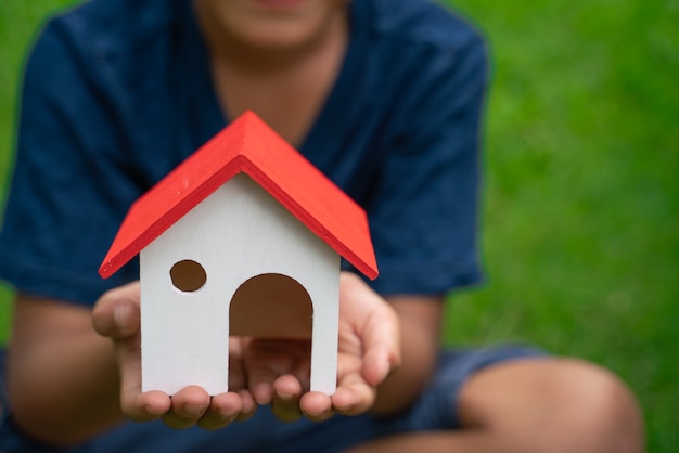 Niño pequeño, tenencia, casa