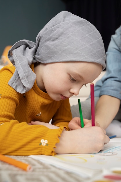 Foto niño pequeño en terapia para combatir el cáncer