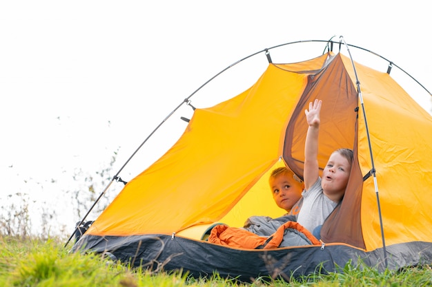 Niño pequeño en una tienda de campaña. Camping en la naturaleza.