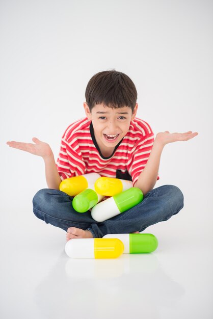 Niño pequeño tomando drogas medicinales