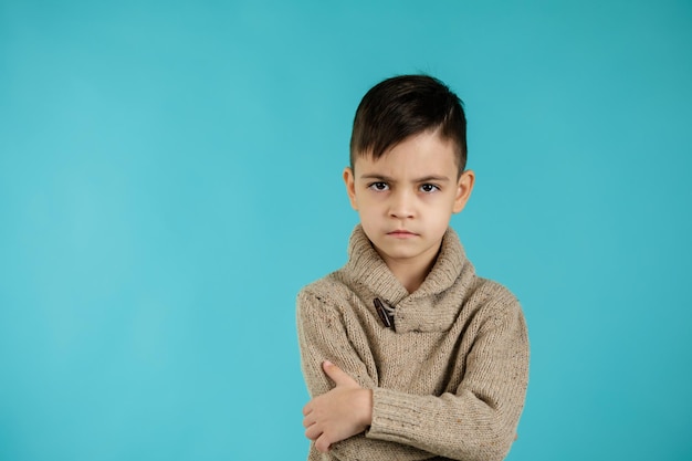 Niño pequeño triste ofendido