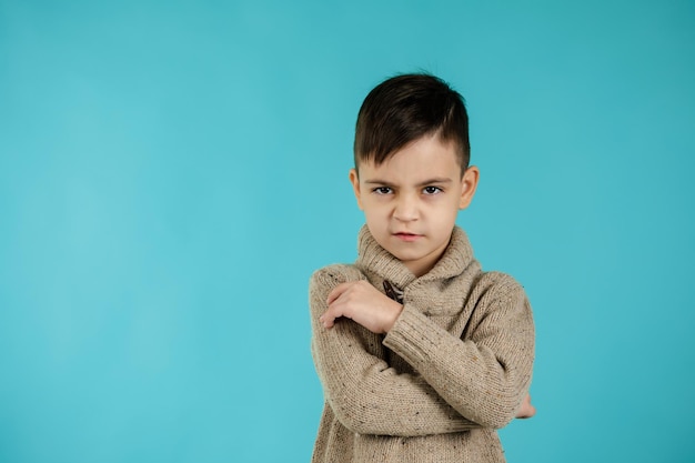 Niño pequeño triste ofendido