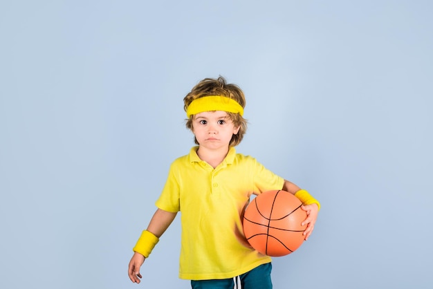 Foto niño pequeño en uniforme deportivo jugando baloncesto lindo pequeño jugador de baloncesto entrenando poco