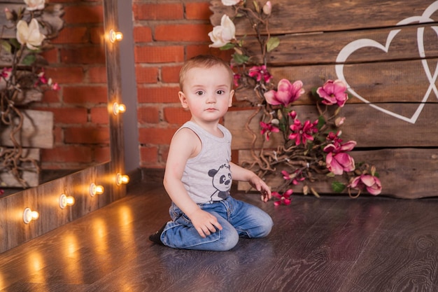 Foto niño pequeño, en, vaqueros