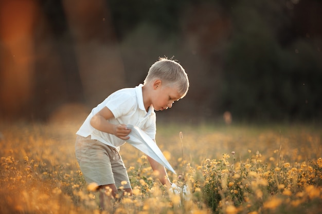 Foto niño pequeño en el verano en un paseo por el campo