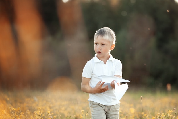 Foto niño pequeño en el verano en un paseo por el campo