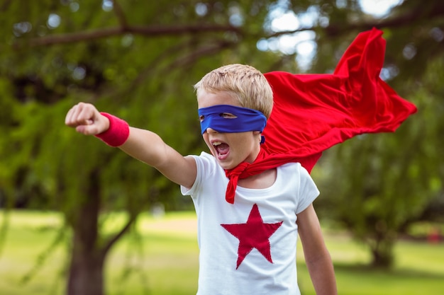 Foto niño pequeño vestido como superman