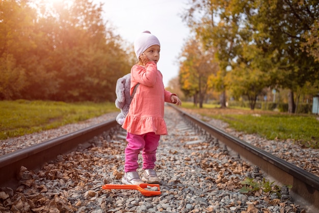 Niño perdido se fue de casa caminando sobre las vías del tren