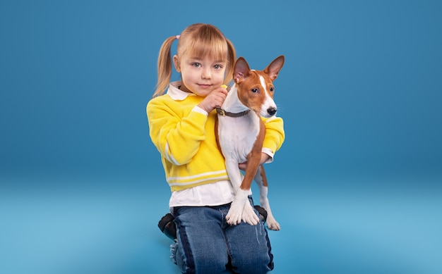 Foto niño con perro adorable