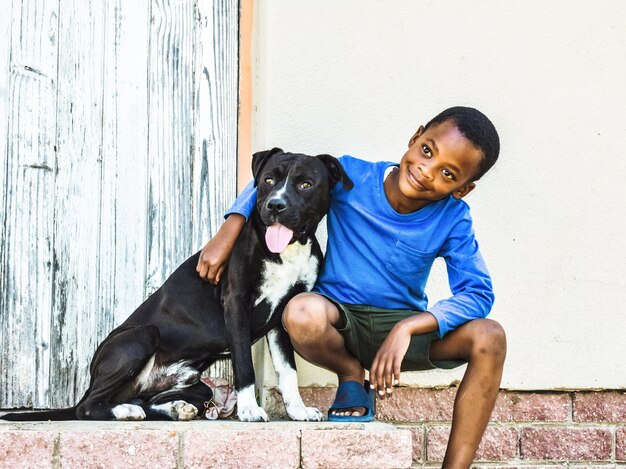 Niño con perro mirando hacia otro lado