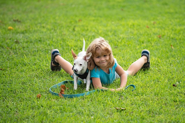 Niño con perro niño con cachorro perrito amante