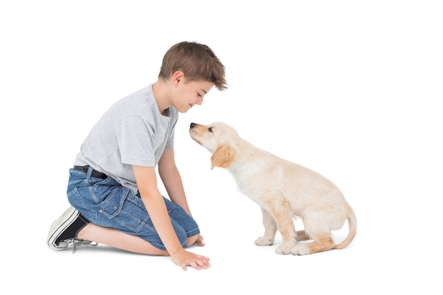 Niño con perro sobre fondo blanco