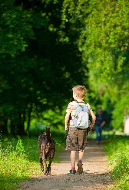 niño con un perro