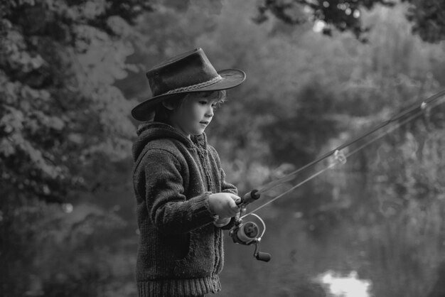 Niño pescando en el lago de otoño