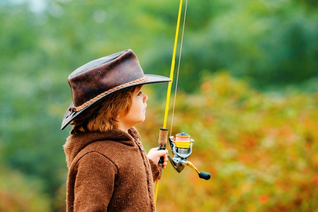 Niño pescando en un lago Retrato de niños de otoño