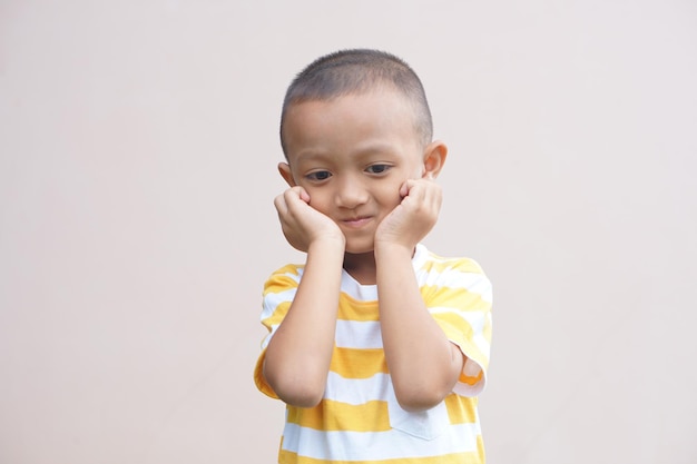 Niño con picazón en la piel de la cara