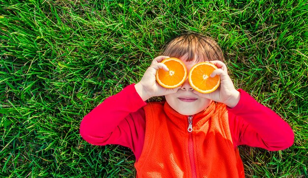 Niño en un picnic con zumo y fruta. Enfoque selectivo