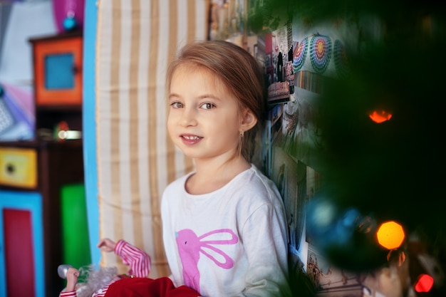 Niño en pijama. Navidad y Año Nuevo