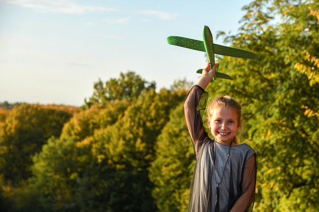 Niño piloto aviador con avión sueña con viajar en verano