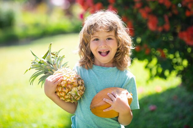 Niño con piña y coco Niños verano vitamina Frutas tropicales