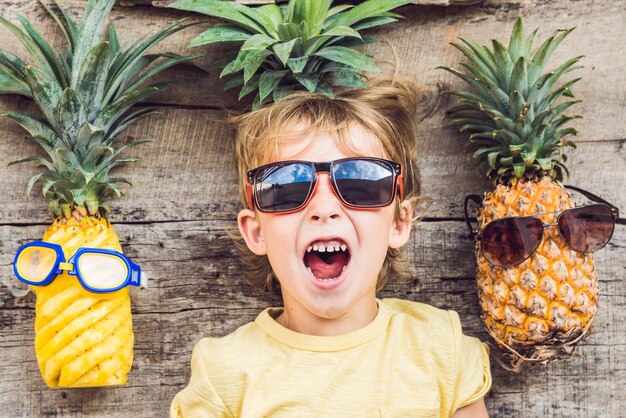 Un niño de piña y piñas de vacaciones.