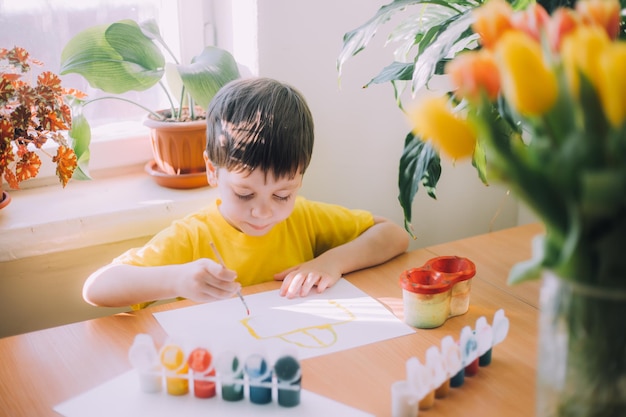 El niño pinta un estilo de vida Hobby infantil Ocio en casa Dibujos infantiles Psicología de los dibujos infantiles