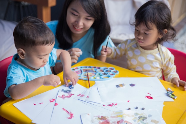 Niño pintando con acuarelas