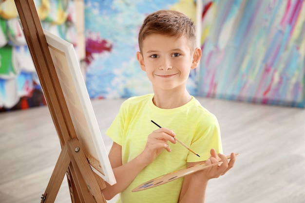 Niño pintando en casa