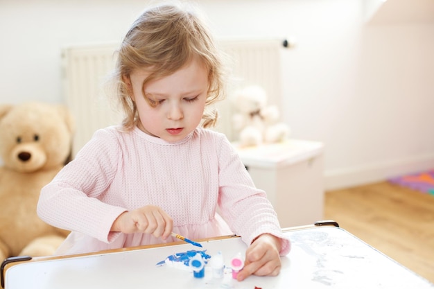 Niño pintando una figura de yeso en casa