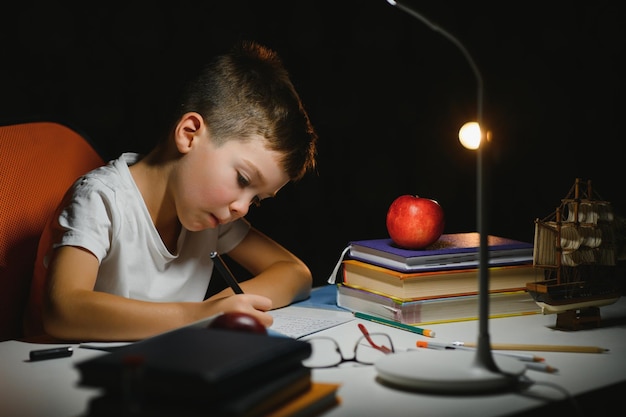 Niño pintando en una habitación oscura a última hora de la noche