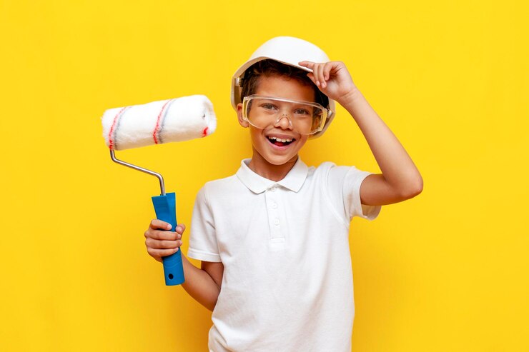 Foto niño pintor afroamericano reparador con casco y gafas de seguridad