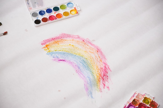 niño, pintura, arco iris, niña, pintura, colorido, arco iris, en, grande, hoja de papel