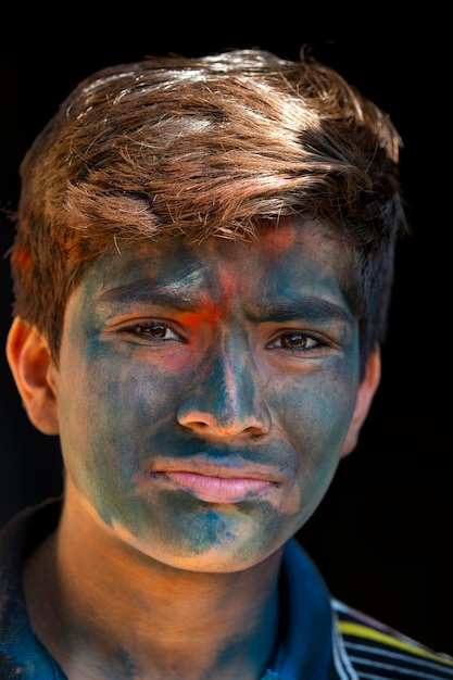 Un niño con pintura facial en la cara.