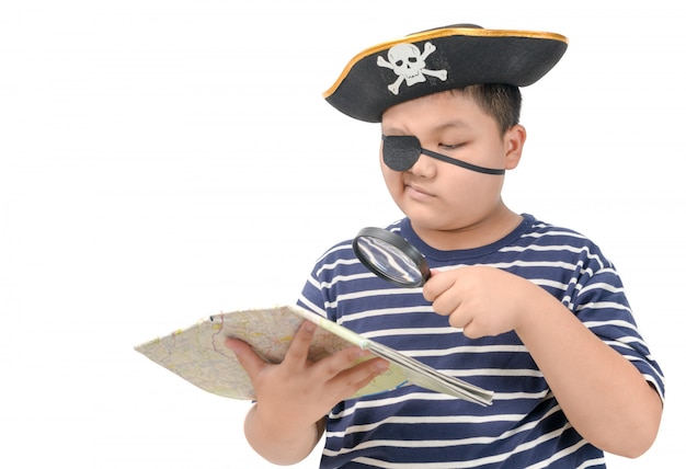 Niño pirata usando lupa para ver el mapa
