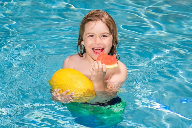 Niño en piscina Actividad de niños de verano Estilo de vida saludable